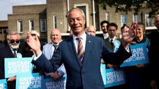 Farage celebrando sus buenos resultados en las elecciones municipales británicas.