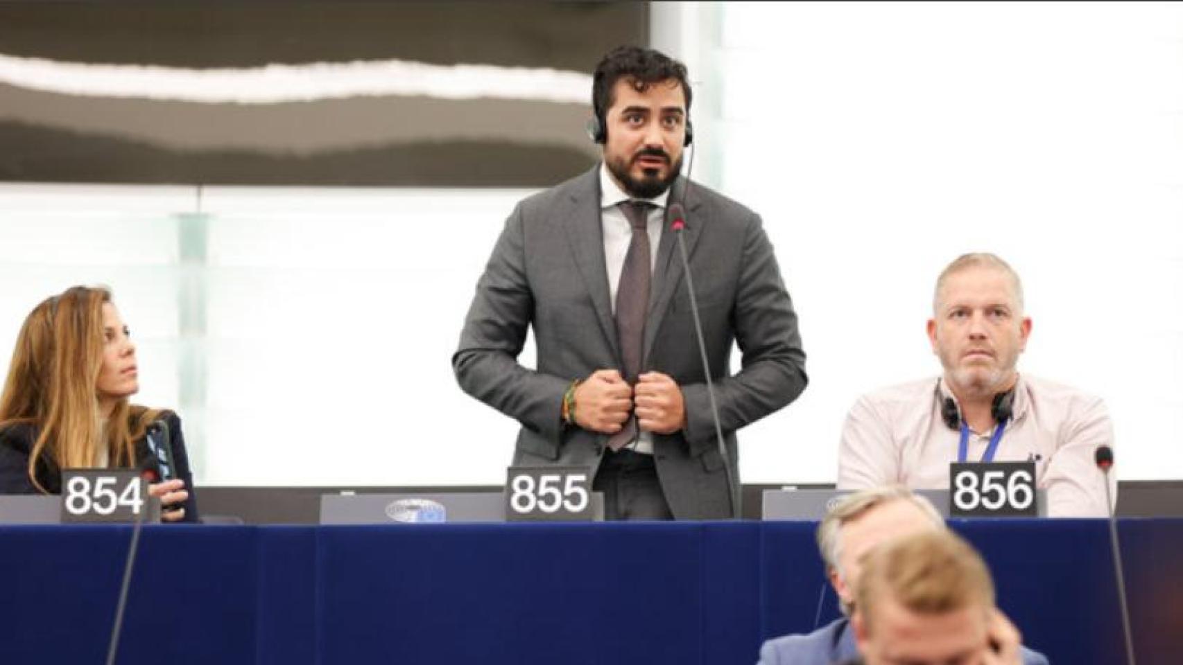 ora Junco, Alvise Pérez y Diego Solier, en el Parlamento Europeo.