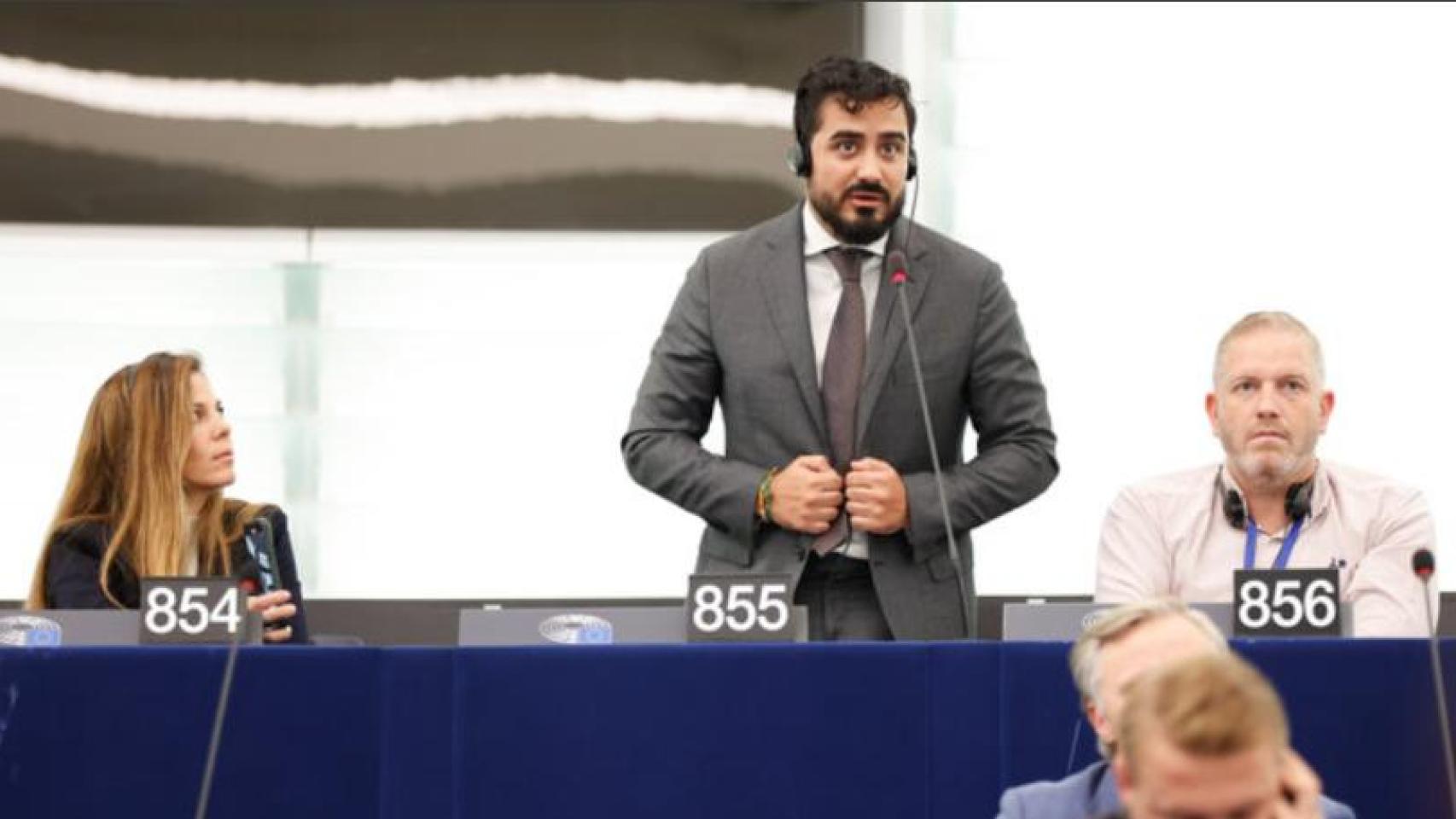 ora Junco, Alvise Pérez y Diego Solier, en el Parlamento Europeo.
