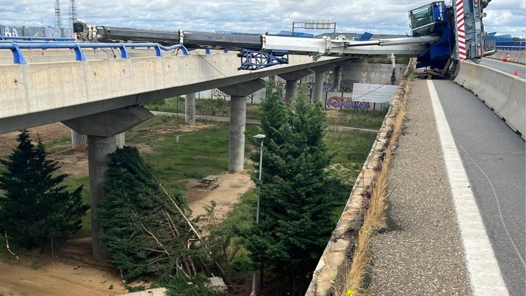 Impactante imagen de la grúa suspendida entre las dos plataformas de la A-66 en Zamora