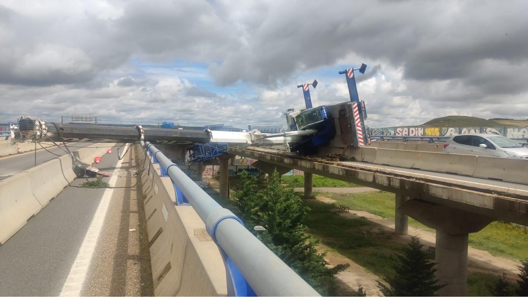 Impactante imagen de la grúa suspendida entre las dos plataformas de la A-66 en Zamora