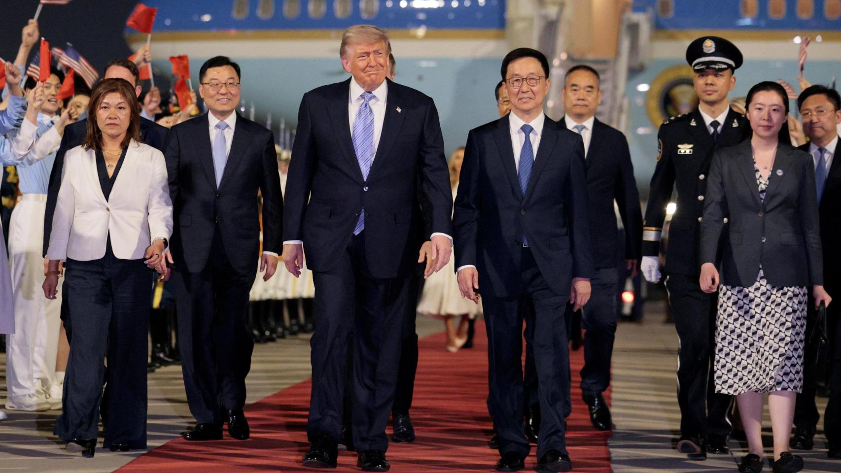 Donald Trump es recibido por el vicepresidente chino.