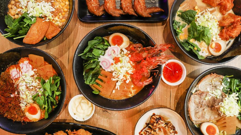 Platos de Ramen Okaeri en Santiago.
