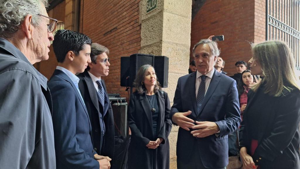El alcalde de Salamanca, Carlos García Carbayo; la concejala, Carmen Seguín y el matador de toros Marco Pérez.