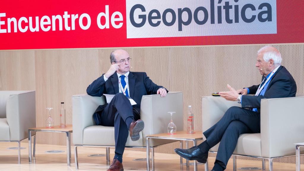 Josep Borrell, presidente de CIDOB y ex alto representante de la Unión Europea para Asuntos Exteriores y Política de Seguridad de la Comisión Europea junto a Santiago Álvarez de Mon.