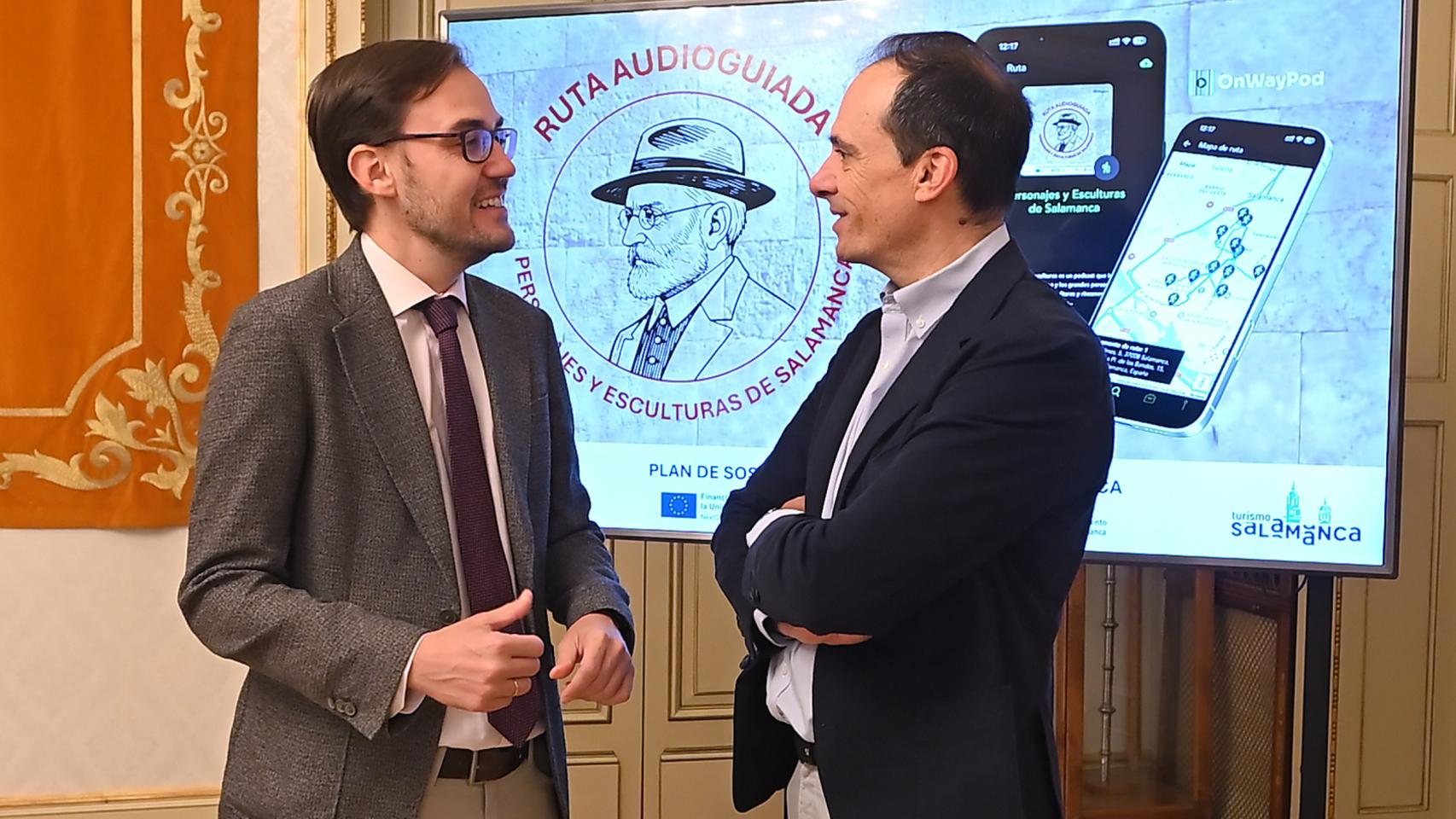El concejal de turismo de Salamanca, Ángel Fernández Silva  en la presentación de la nueva audioguía inmersiva.