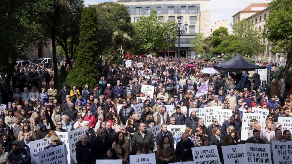Concentración en defensa de las conexiones ferroviarias de Salamanca La Plataforma ‘Por un tren de futuro para Salamanca’ convoca una manifestación en defensa de las conexiones ferroviarias de la provincia