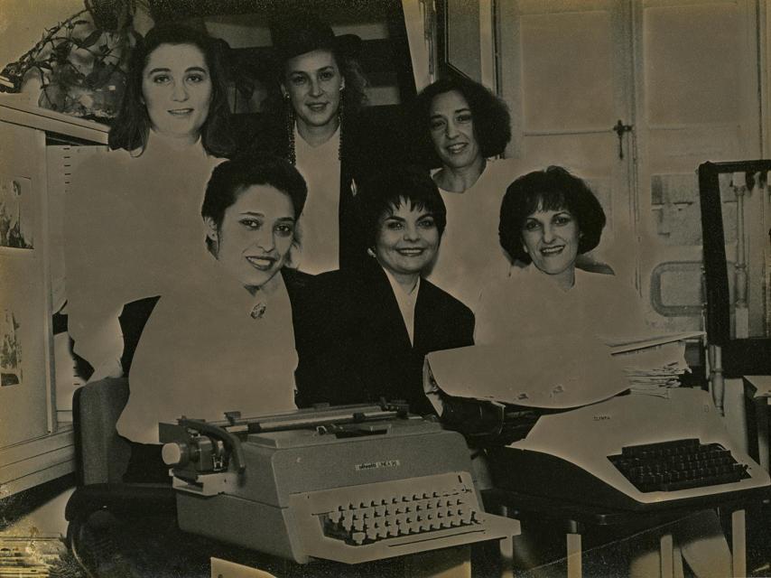 Begoña Caamaño, con chapeu, posa con Avelina García, Xulia Mariño, Rosa Álvarez, Rosa Martínez e María Xosé Porteiro.