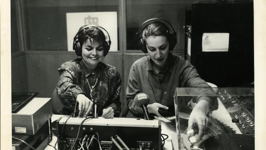 Begoña Caamaño traballando con Rosa Martínez na Radio Galega en Vigo.