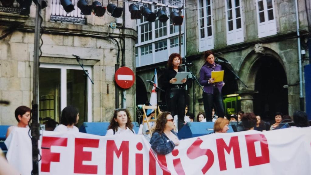 Begoña Caamaño e Ana Romaní dan lectura ao manifesto do 8 de marzo na praza do Toural de Santiago de Compostela.