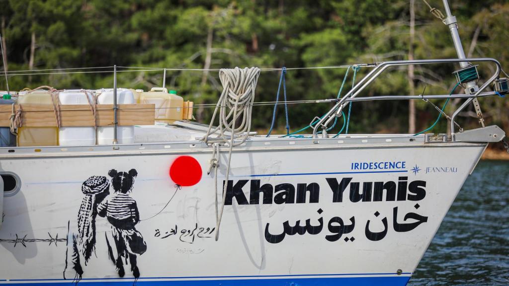 El barco 'Jan Yunis' en un puerto deportivo de Marmaris, Turquía, durante los preparativos para la misión de la Flotilla Global Sumud.