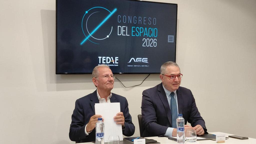 Jorge Potti (I), vicepresidente de Espacio de Tedae, junto a Juan Carlos Cortés, director de la Agencia Espacial Española
