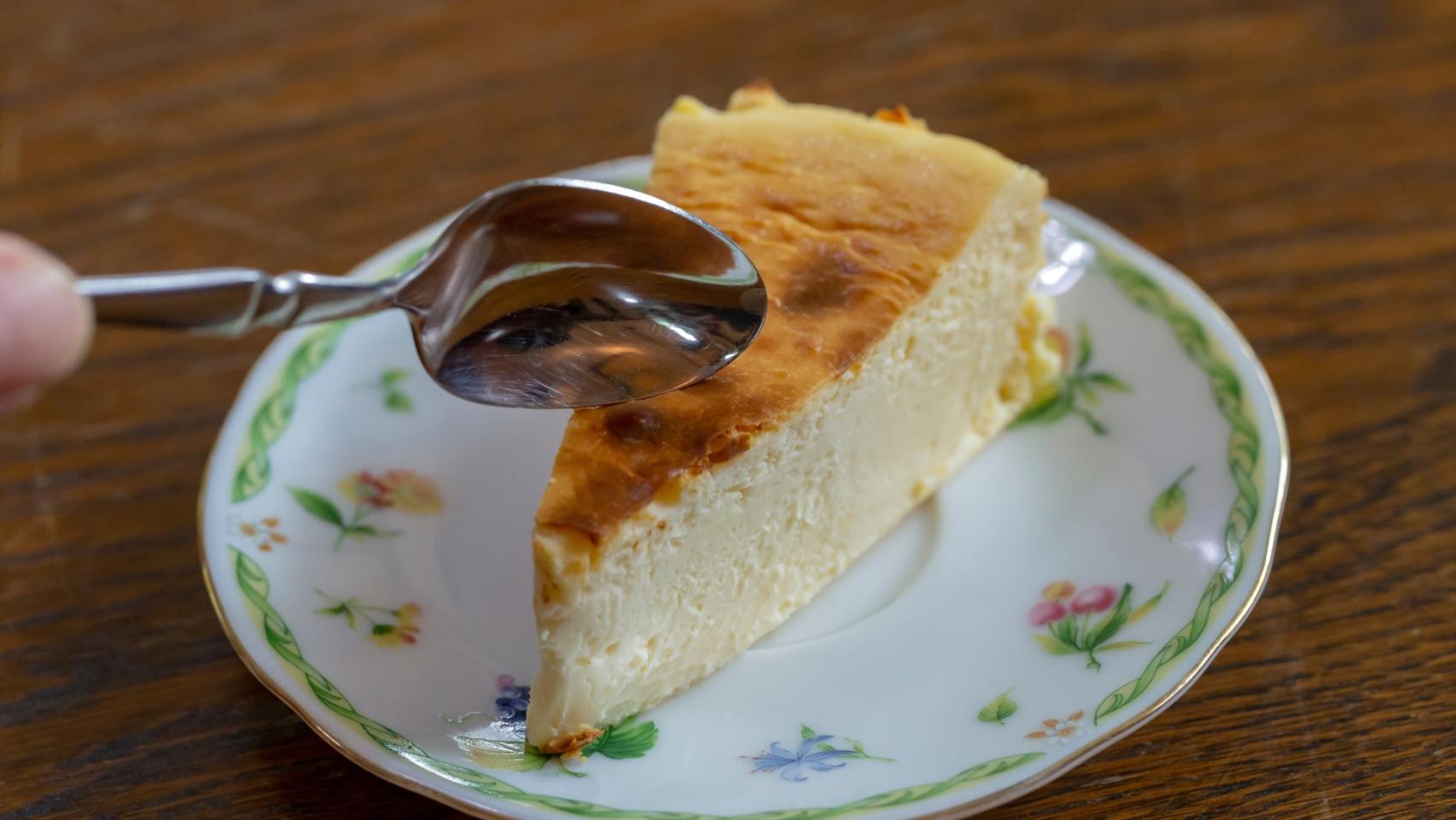 Porción de tarda de queso al horno