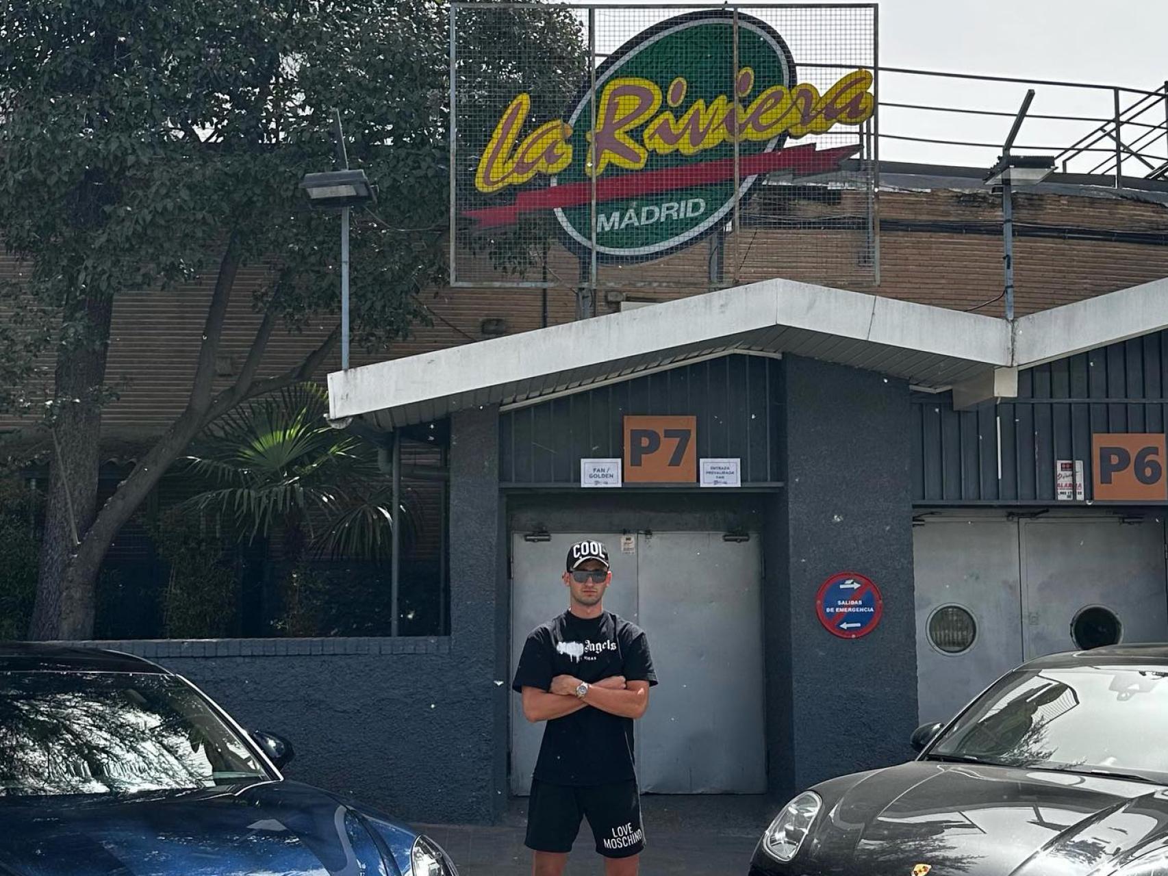 Jorge Navalpotro Simón, posando a las puertas de la sala La Riviera. 