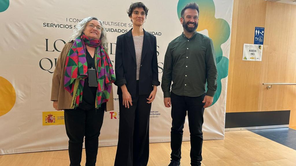 La Secretaria de Estado de Derechos Sociales, Rosa Martínez, acompañada del concejal de Promoción Económica, David Gago, y la concejala de Servicios Sociales, Auxi Fernández.