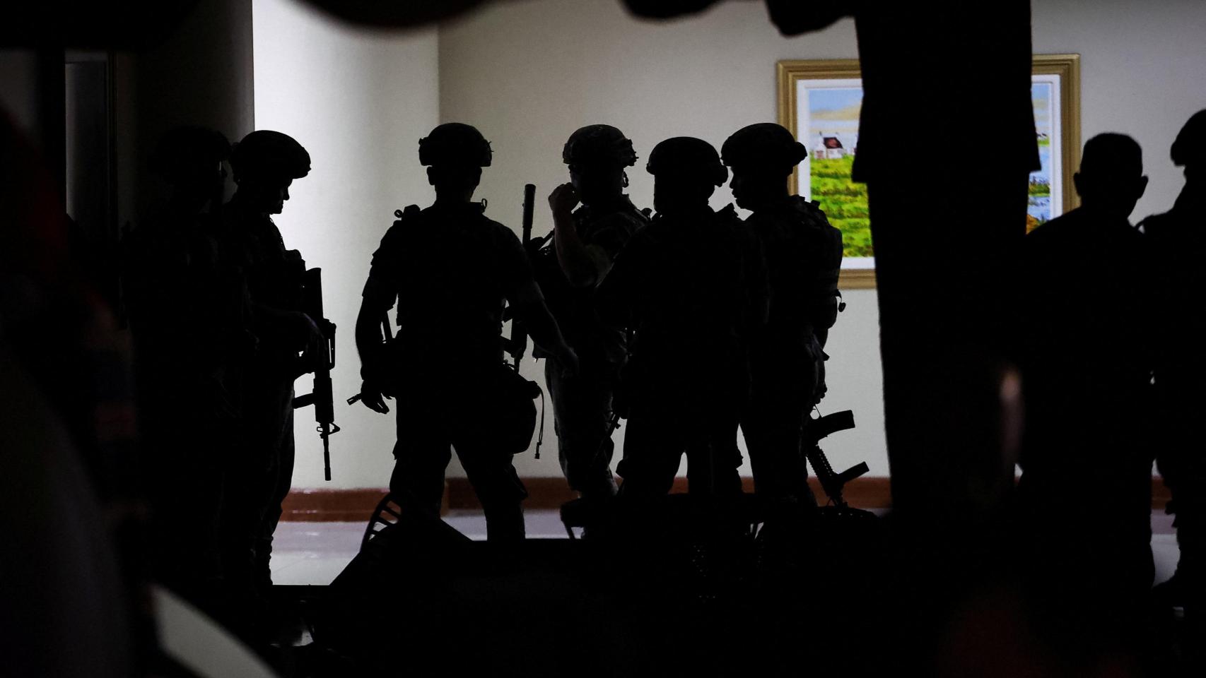 Personal militar con uniformes de camuflaje entra en el edificio del Senado, donde el senador filipino Ronald 'Bato' dela Rosa, principal ejecutor de la guerra contra las drogas del expresidente Rodrigo Duterte.