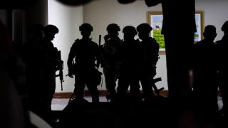 Personal militar con uniformes de camuflaje entra en el edificio del Senado, donde el senador filipino Ronald 'Bato' dela Rosa, principal ejecutor de la guerra contra las drogas del expresidente Rodrigo Duterte.