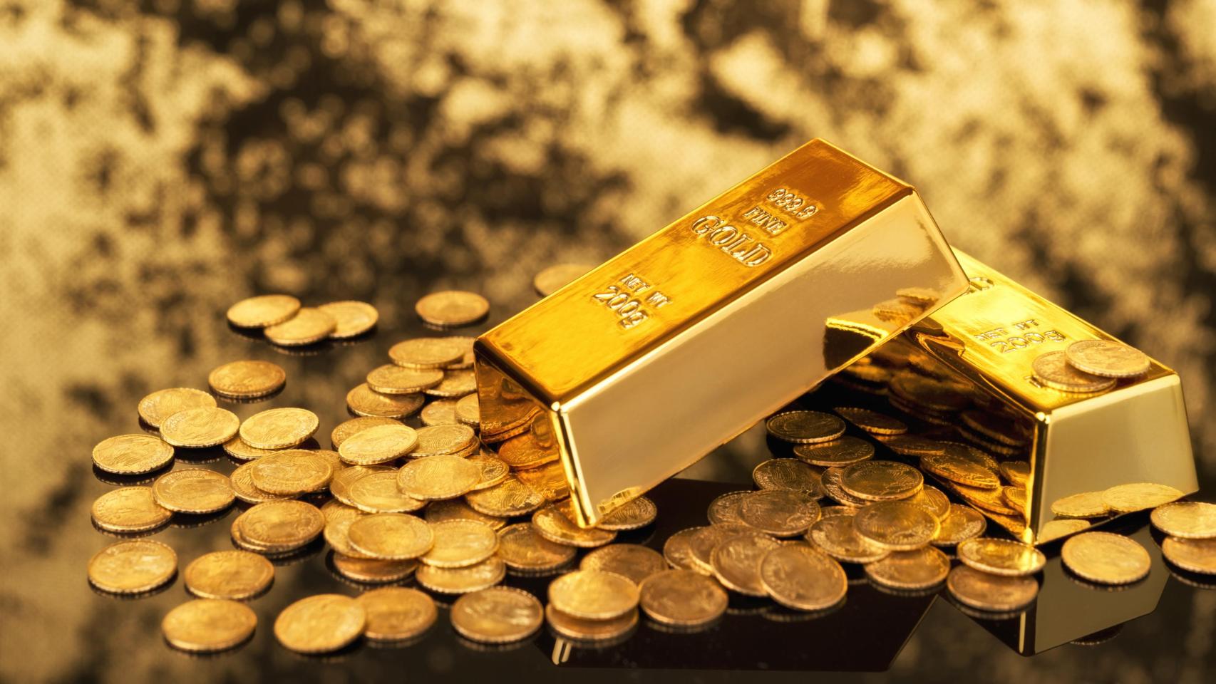 Lingotes y monedas de oro. 