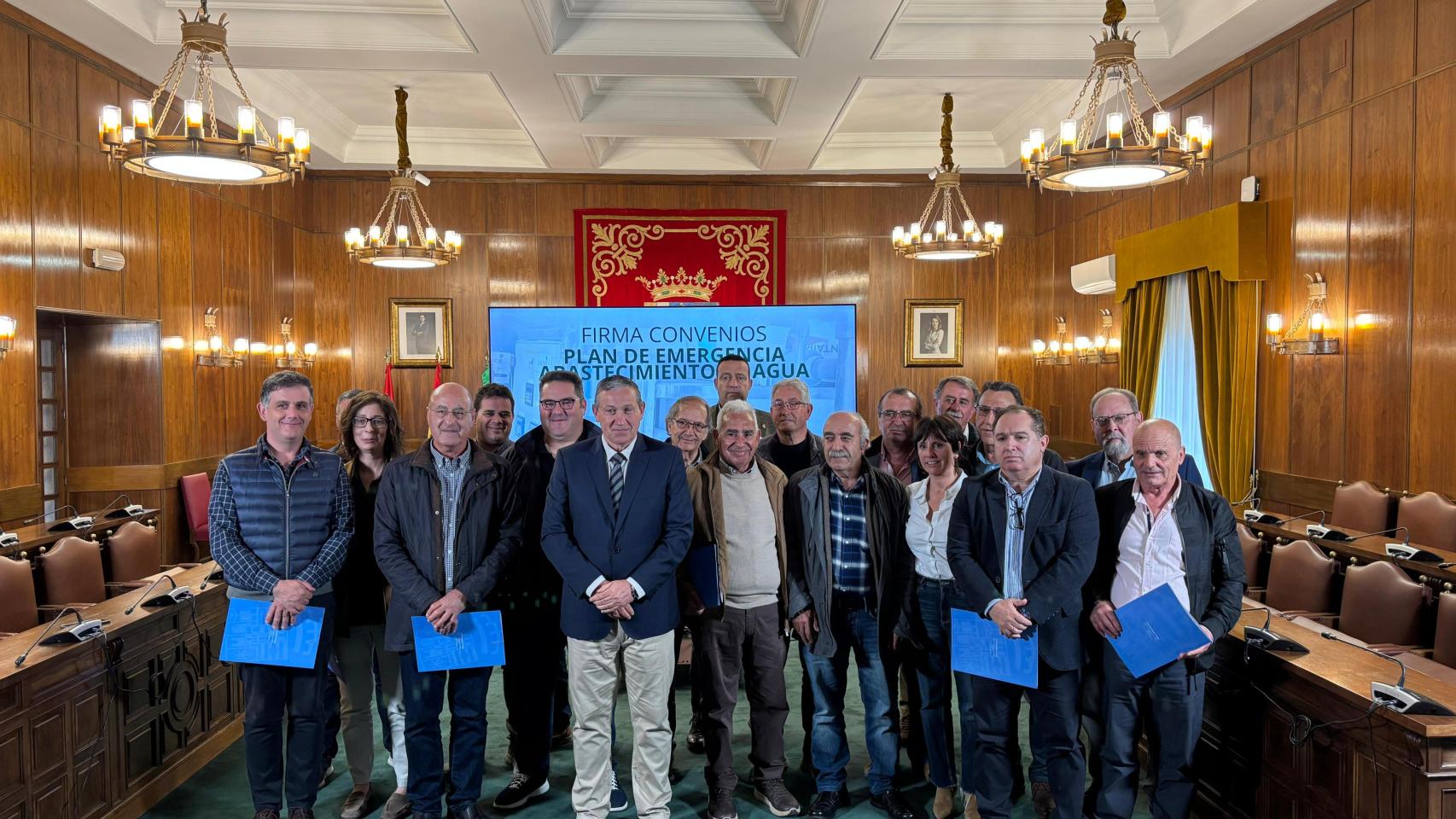 El presidente de la Diputación de Zamora, Javier Faúndez Domínguez, con los alcaldes beneficiarios del Plan de Emergencia de Abastecimiento de Agua.