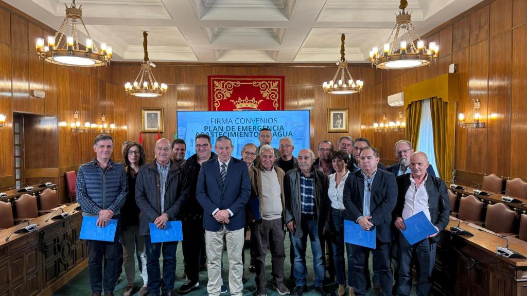 El presidente de la Diputación de Zamora, Javier Faúndez Domínguez, con los alcaldes beneficiarios del Plan de Emergencia de Abastecimiento de Agua.