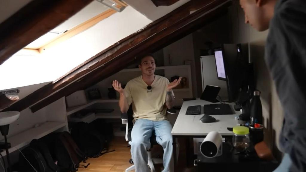 Álex en su estudio.