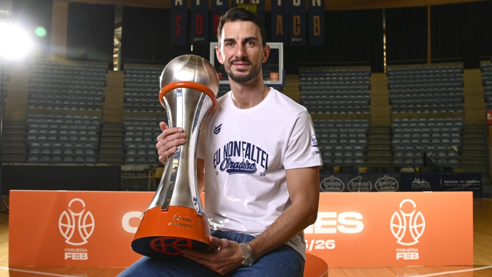 El jugador del Obradoiro CAB, Léo Westermann, con la Copa de la Primera FEB.