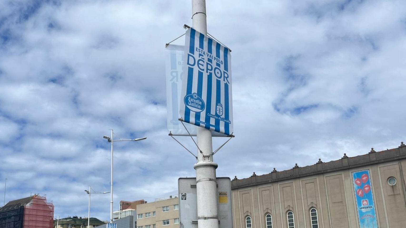 Cartel de apoyo al Dépor en el paseo marítimo.