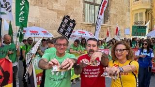 Los representantes sindicales Marc Candela (STEPV), Kilian Cuerda (UGT) y Xelo Valls (CCOO). EP