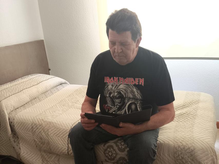 Alfredo en su habitación.