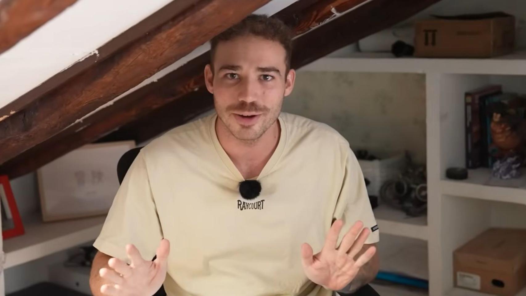 Álex, joven de 28 años, que vive en un piso de 25 metros cuadrados.