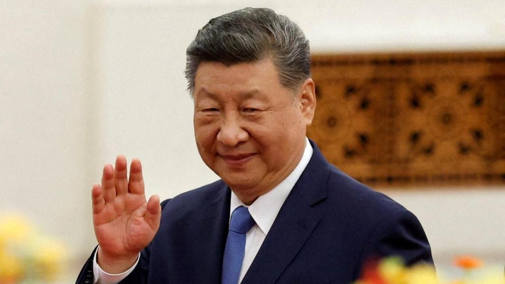 El presidente Xi Jinping saluda los asistentes a la ceremonia de recepción del presidente de Mozambique en Abril.