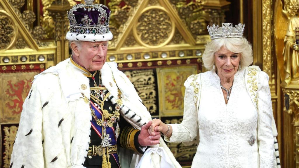 Carlos III y la reina Camila en la sesión inaugural del Parlamento británico.