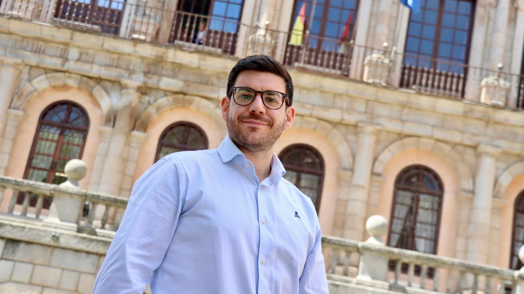 Miguel León posa en la plaza del Ayuntamiento. 