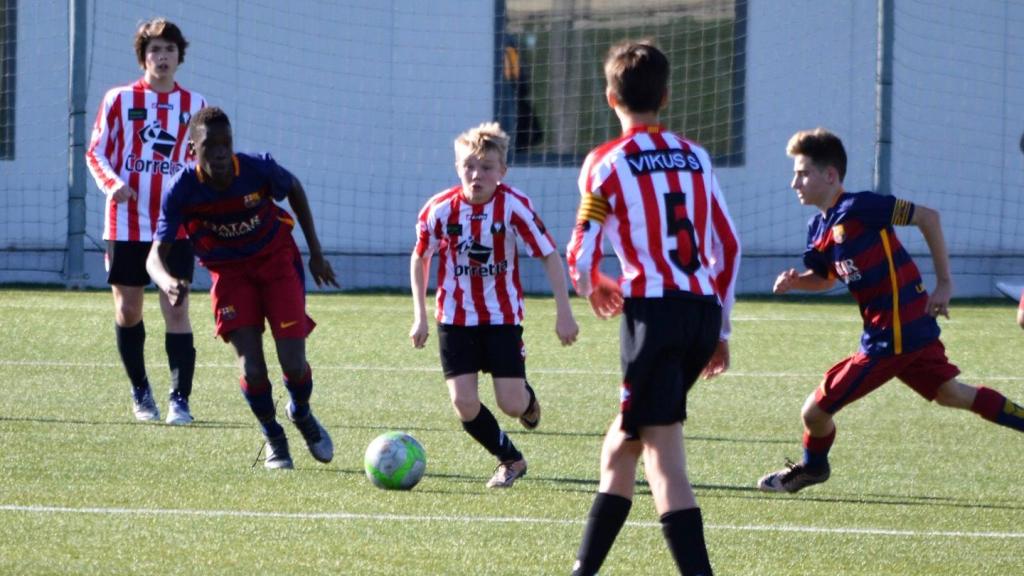 Kye a los 11 años de edad jugando contra el F.C. Barcelona. Se mudó con una familia de acogida en Vic, un pueblo de Cataluña, para luego pasar a otra familia en Castellbisbal, de la misma Comunidad Autónoma.