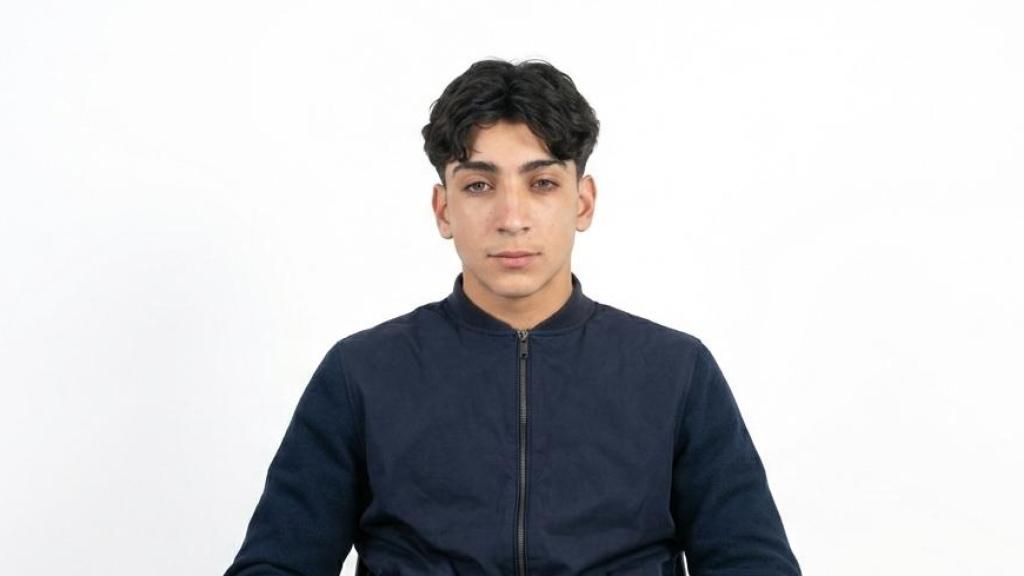 Juan Víctor Maldonado, joven emprendedor de 17 años nacido en Tenerife. Documenta su proceso de compra y venta de productos en redes sociales mientras estudia bachillerato.