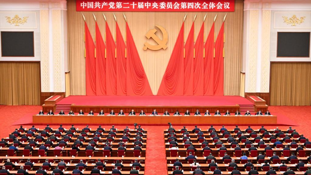 El presidente Xi Jinping preside el 20.º Comité Central del Partido Comunista Chimo.