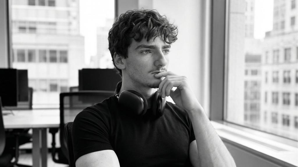 Yoan López, joven de 19 años y cocreador del software de inteligencia artificial Leadly AI. Aparte de su proyecto profesional, estudia un grado de informática.