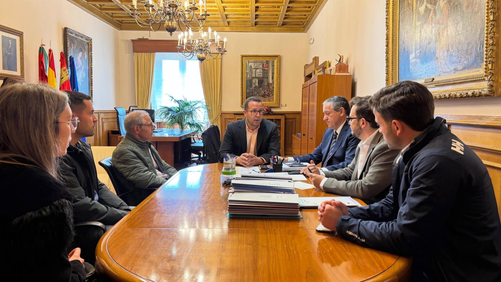 El presidente de la Diputación, Javier Faúndez, el vicepresidente, Victor Lopez de la Parte, y el diputado de deportes, Juan Del Canto, con los representantes del Club Balonmano Zamora.