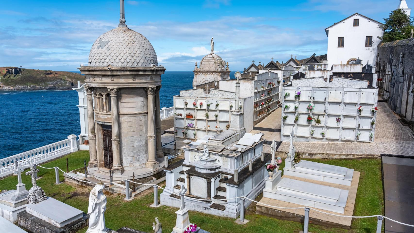 El cementerio de Luarca con unas vistas increíbles al mar Cantábrico.