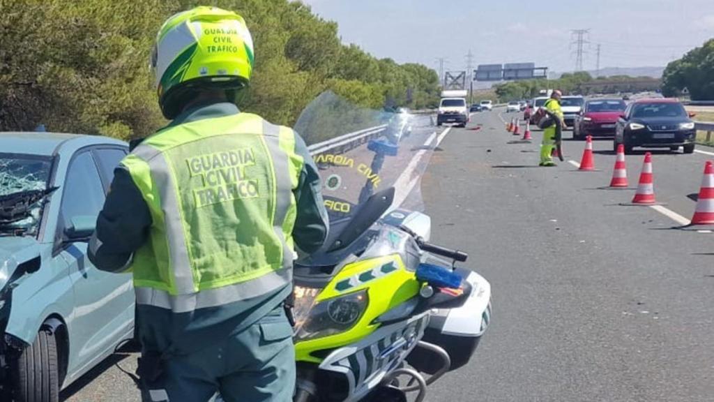 Agente de la Guardia Civil de Tráfico en un accidente.