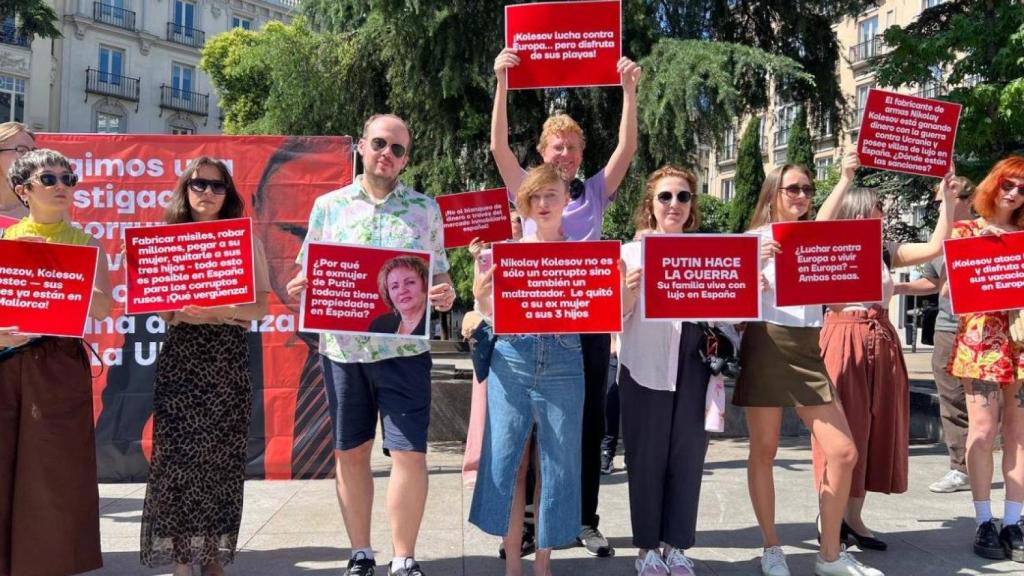 Activistas de la Fundación Anticorrupción manifestándose en Madrid, a 14 de marzo de 2026, para pedir la incautación de bienes de Kolesov.
