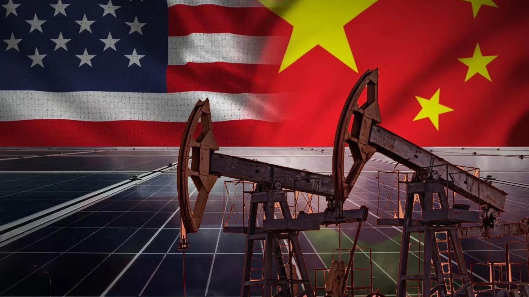 Fotomontaje de las banderas de EEUU y China con paneles fotovoltaicos y un sistema de bombeo de petróleo