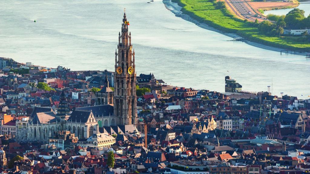 Vista aérea de la Catedral de Nuestra Señora en Amberes. Foto: Gianni Camilleri