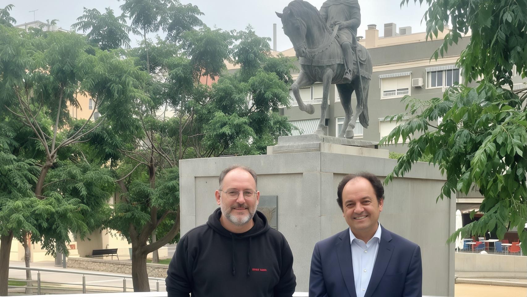 José Ramón Chirivella, derecha, en su visita a Crevillent, con el monumento a Jaume II.