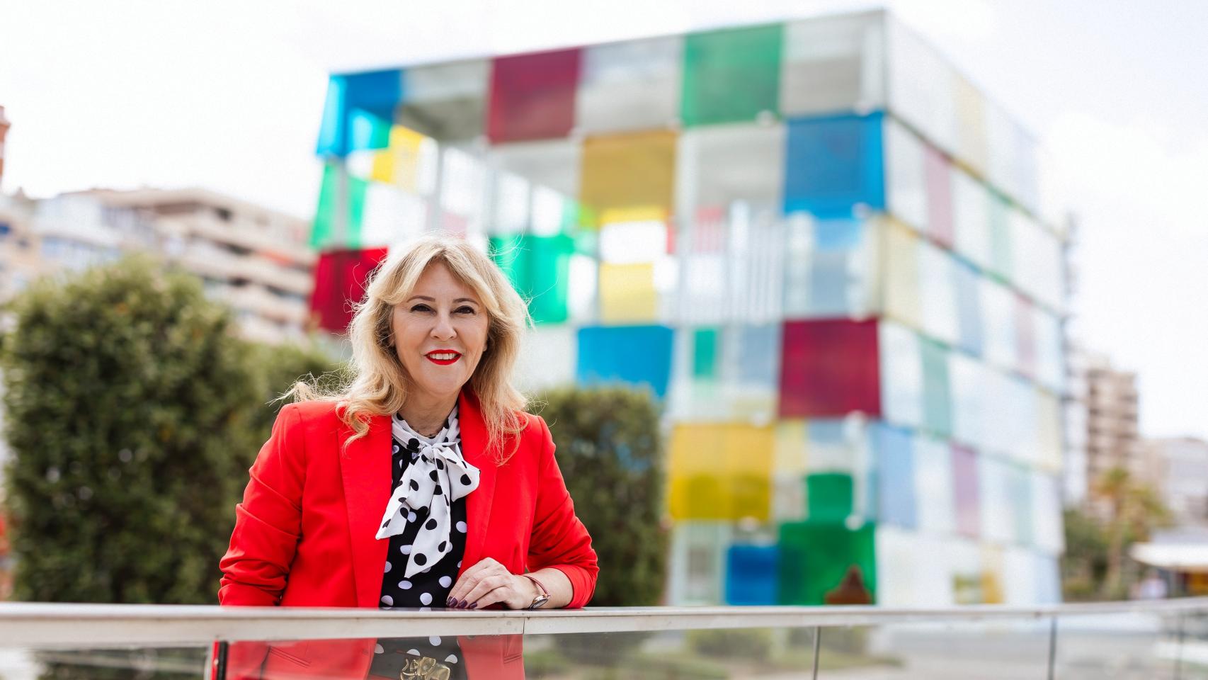 Carolina España posa para este diario junto al Centre Pompidou en Málaga. 
