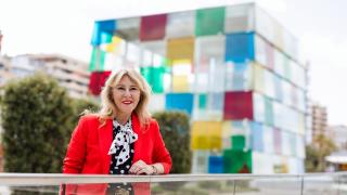 Carolina España posa para este diario junto al Centre Pompidou en Málaga. 