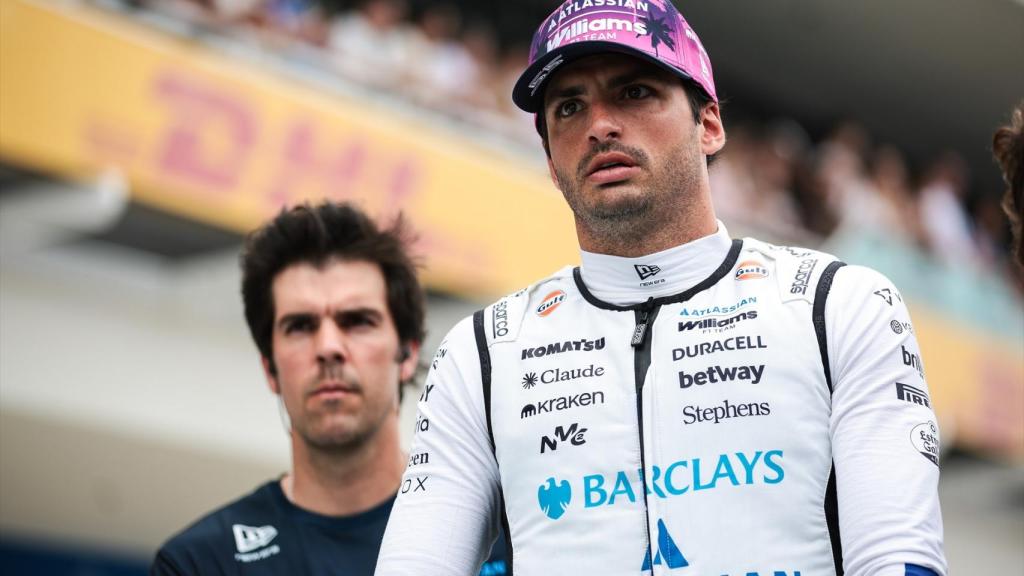 Carlos Sainz Jr. en el paddock de la F1 con Williams.