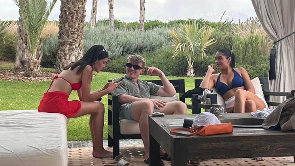 Kye en una villa de lujo de Dubái con dos de las modelos de su agencia.