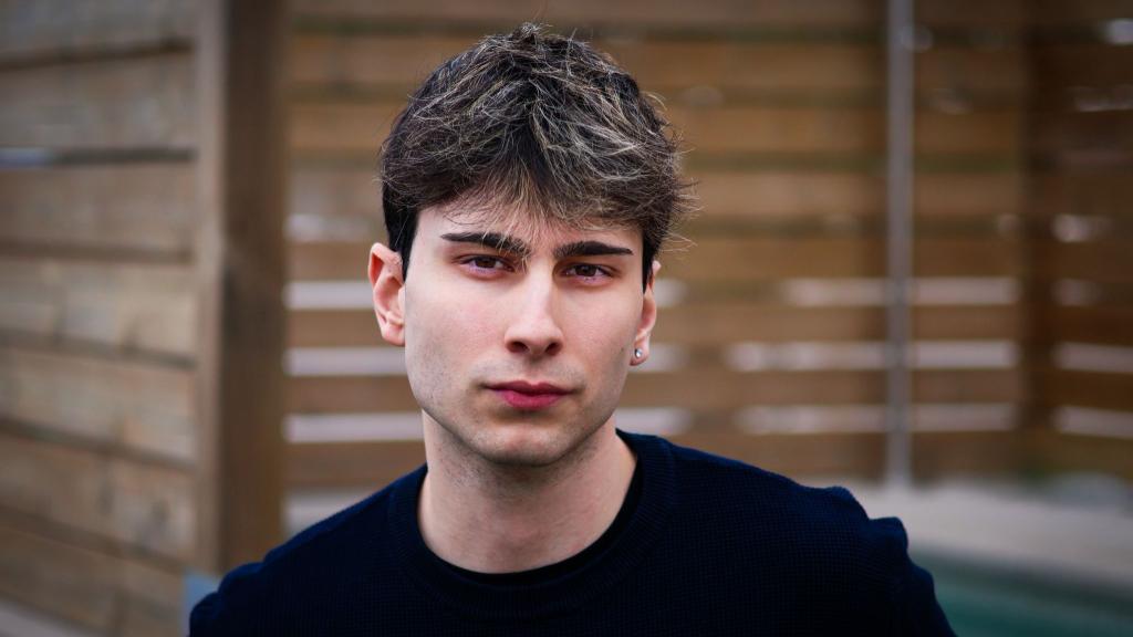 Álex Lombardía, joven de 22 años que se dedica al trading. Aparte de su pasión, estudia una carrera de Administración de Empresas en La Salle de Barcelona.
