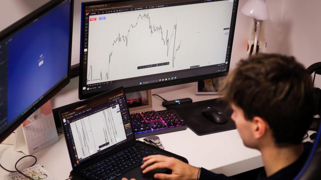 Alex operando en la compra de activos en mercados financieros.